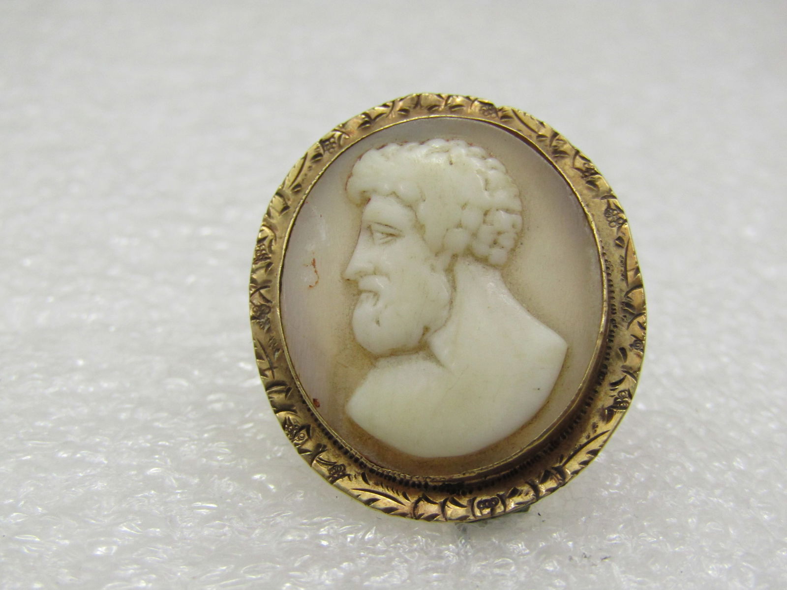 Victorian 14kt Cameo Male Brooch, 1-1/8", 1800's: Title:Victorian 14kt Cameo Male Brooch, 1-1/8", 1800'sDescription:Victorian 14kt Cameo Male Brooch, 1-1/8", 1800. The cameo is of a male, possibley Roman or Greecian, oval and appx. 7/8" tall,