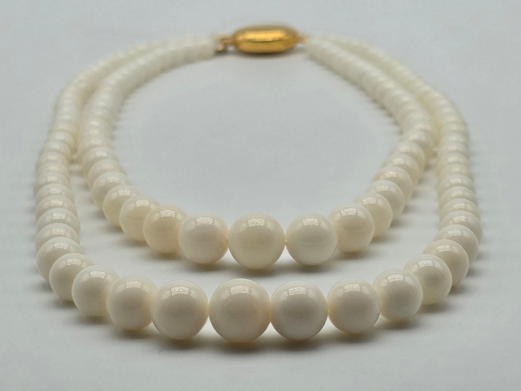 2-strand Misu coral necklace, 5 to 10 mm, with 925 silver clasp: Title:2-strand Misu coral necklace, 5 to 10 mm, with 925 silver claspDescription:Akoya pearl necklace, 6.2 to 6.4 mm, with natural sapphire spacers, a central oval sapphire with spheres and an 18kt