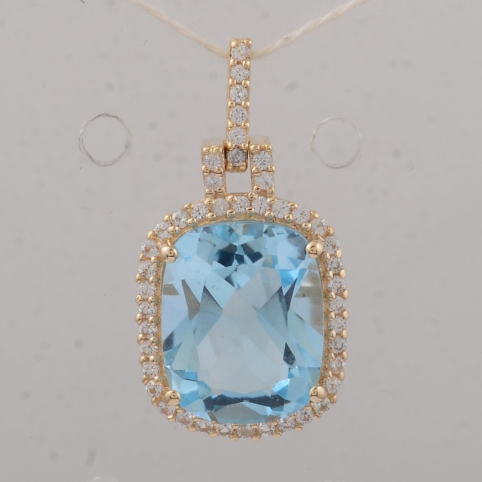 3.90 Ct Cushion Blue Topaz 9K Gold Pendant: Title:3.90 Ct Cushion Blue Topaz 9K Gold Pendant Description:3.90 Total Carat Blue Topaz 9K Gold Pendant Specifications - Total Weight 1.81 g - Center Gemstone Blue Topaz - Gemstone Carat Weight 3.7 C
