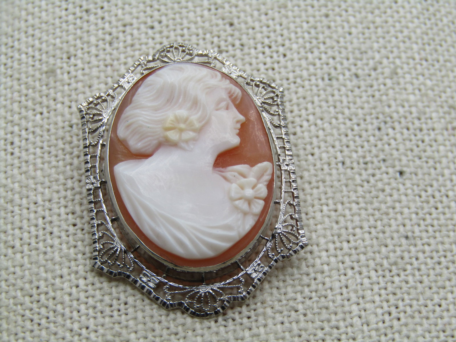 Vintage 10kt Shell Cameo Brooch, Locking C-Clasp. 1910's-1930's: Title:Vintage 10kt Shell Cameo Brooch, Locking C-Clasp. 1910's-1930'sDescription:Vintage 10kt Shell Cameo Brooch, Locking C-Clasp. 1910's-1930's. Filigree white gold frame that is marked 10kt on the