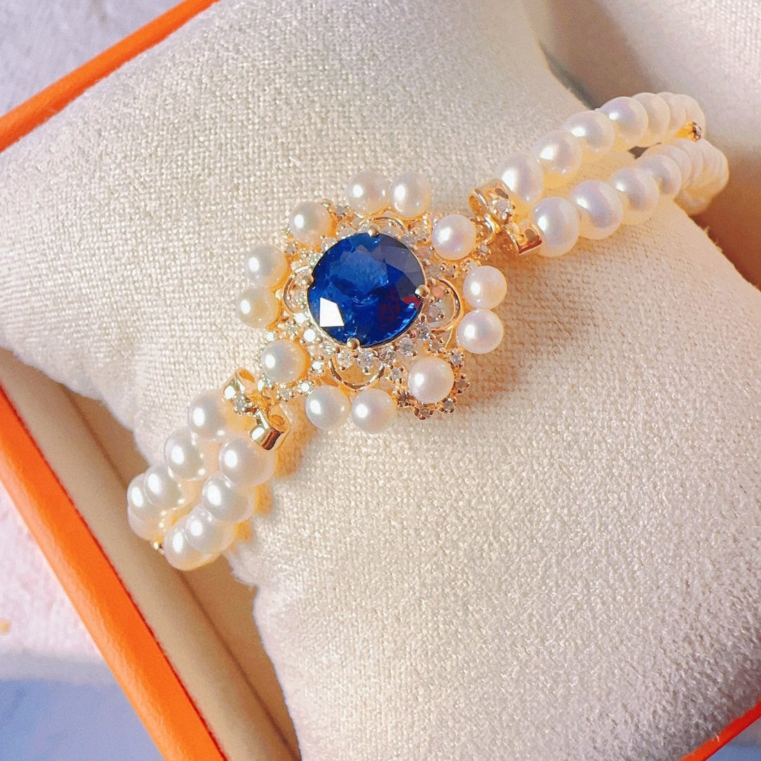 14K GOLD 1.80 CT NATURAL SAPPHIRE & PEARL & DIAMOND BRACELET: Title:14K GOLD 1.80 CT NATURAL SAPPHIRE & PEARL & DIAMOND BRACELETDescription:Ref:230528406Gold Content:14K GoldMain Gemstone:SapphireNumber of stones:1Shape:RoundCarat Weight:1.80ct Color:Royal