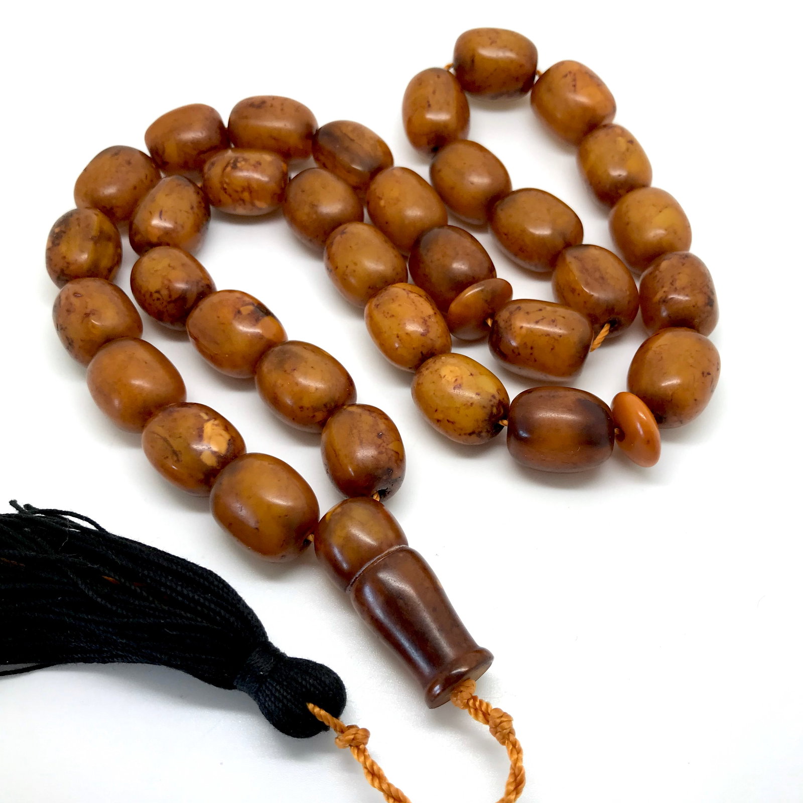 Impressive Vintage Amber Tesbih made from Barrel shaped Amber beads: Title:Impressive Vintage Amber Tesbih made from Barrel shaped Amber beads Metal:None Gemstone:Amber Weight:87.15 g Size:Bead size: 18.0 x 14.0 mm Bead size: 0.709 x 0.551 inches Made of:(Reconstituted