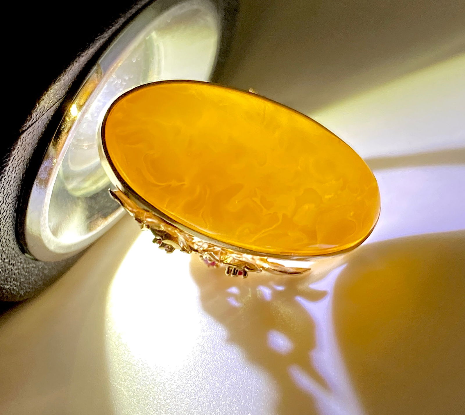 Unique and Remarkable Amber Ring with garnets - 6