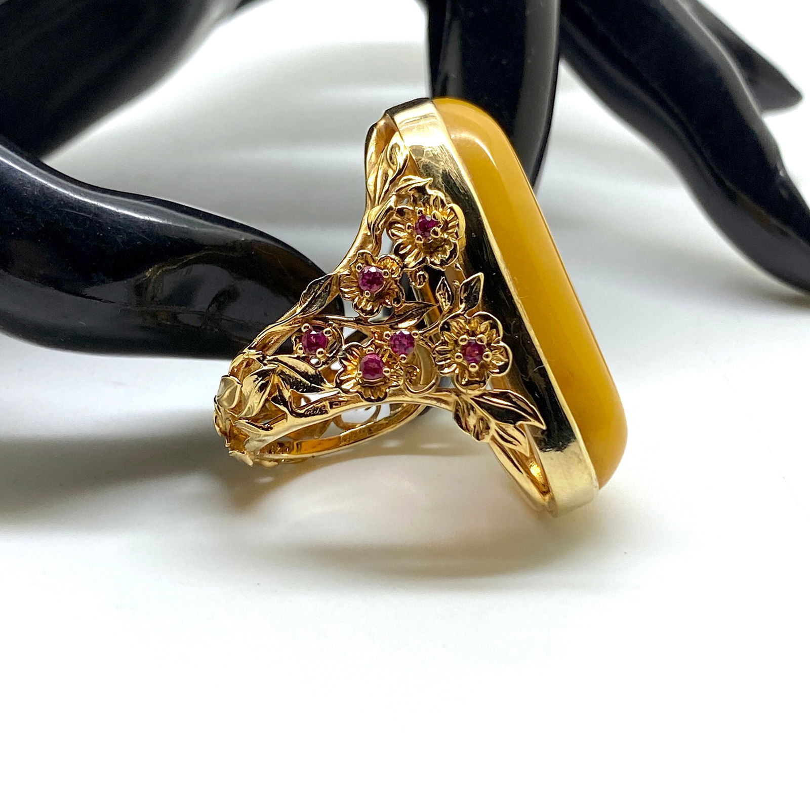 Unique and Remarkable Amber Ring with garnets - 8