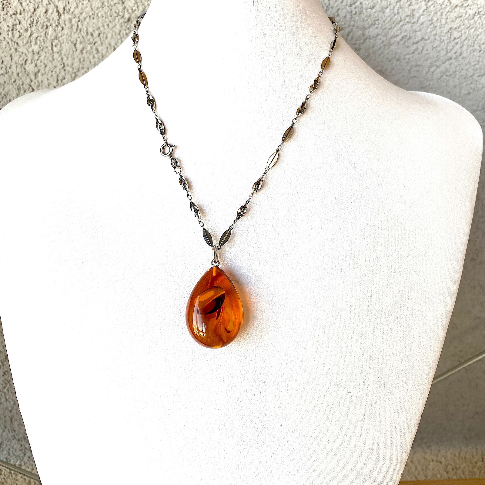 Stunning Amber Pendant with chain, shaped like a Drop: Title:Stunning Amber Pendant with chain, shaped like a DropMetal:Sterling SilverGemstone:AmberWeight:9.0 gSize:Size: 23.0 x 14.0 x 36.0 mm Size: 0.906 x 0.551 x 1.417 inches Made of:(Reconstituted