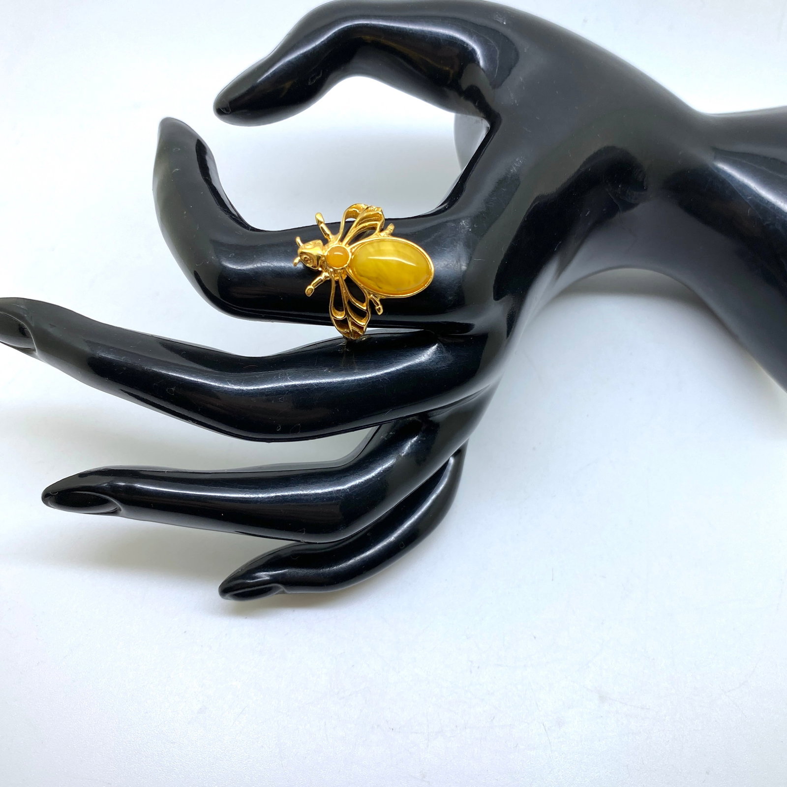 Beautiful Amber Ring: Title:Beautiful Amber RingMetal:925 Silver-Gold PlatedGemstone:AmberWeight:3.16 gSize:Inner diameter: 16.0 mm Size: 22.0 x 20.0 x 22.0 mm Size: 0.866 x 0.787 x 0.866 inches Inner diameter: 0.63