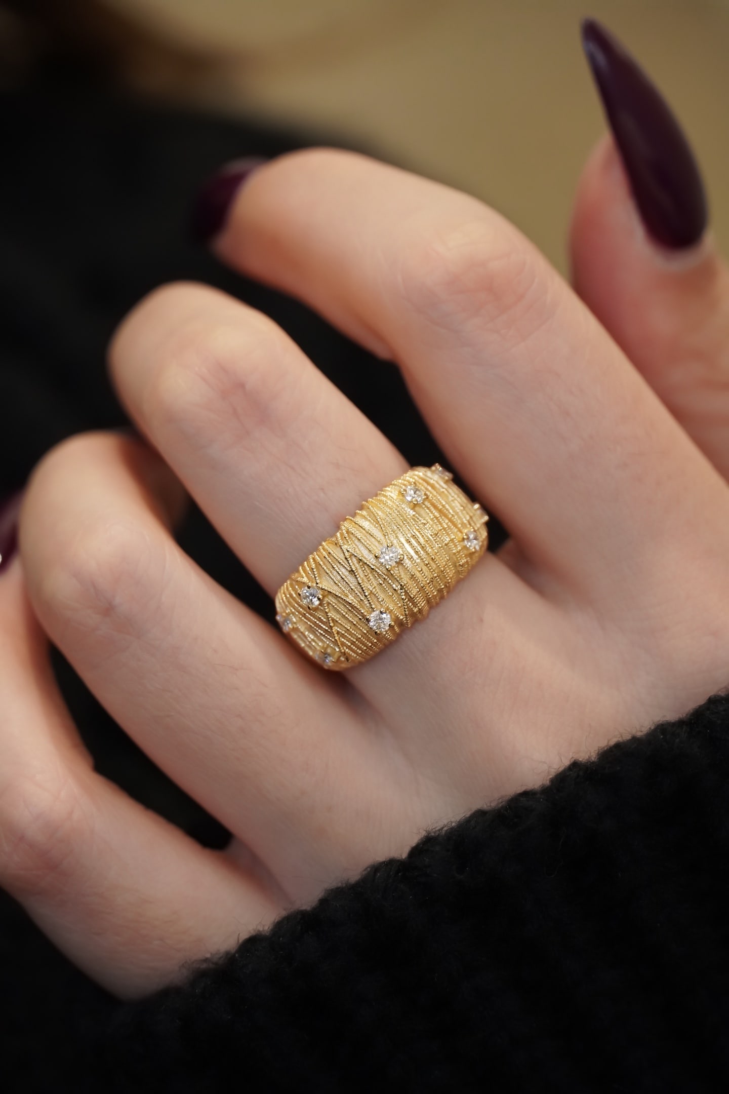 18K gold diamond woven wire ring: Title: 18K gold diamond woven wire ring Description: This ring showcases the exquisite Italian craftsmanship of hand-carved gold, known as "weave pattern gold carving". Layers of gold threads as fine