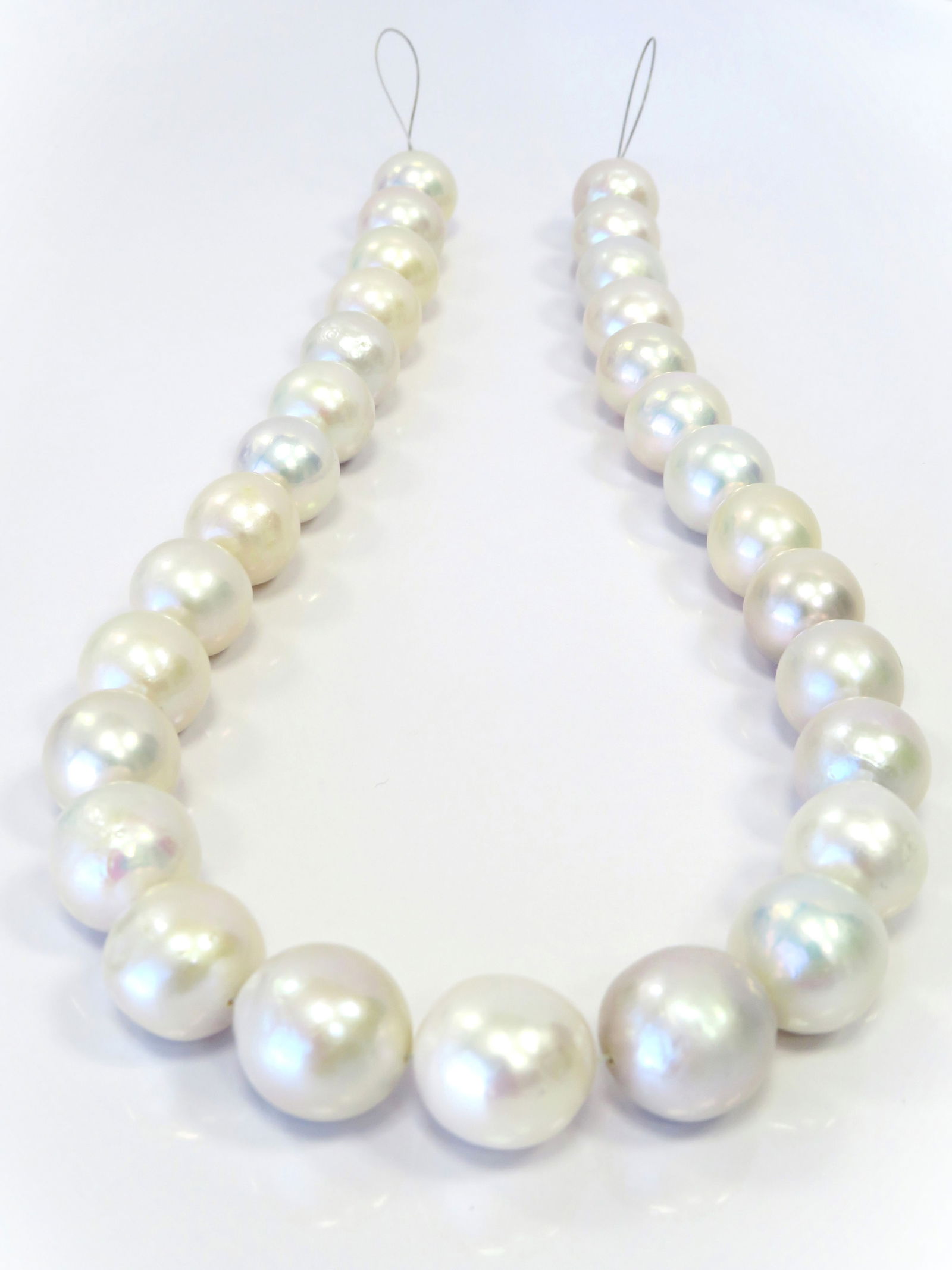 14-16mm Round/Near-Round White/Cream Fresh Water Pearl Necklace Strand: Title:14-16mm Round/Near-Round White/Cream Fresh Water Pearl Necklace Strand Description:A/B-Grade High luster Irridescent White/Cream Round/Near-Round, with some spots/blemishes, 29 pearl pieces, 20