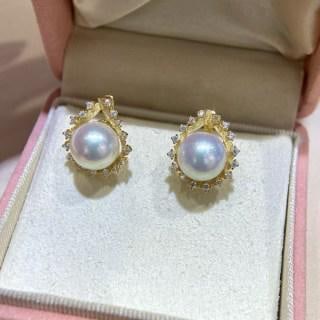 Pearl earrings with pendant: Title: Pearl earrings with pendant Description: Pearl earrings 9-10mm Near-round with light glow and slight blemishes Sterling silver setting, a pair of earrings with a high-end feel Reserve: $300.00