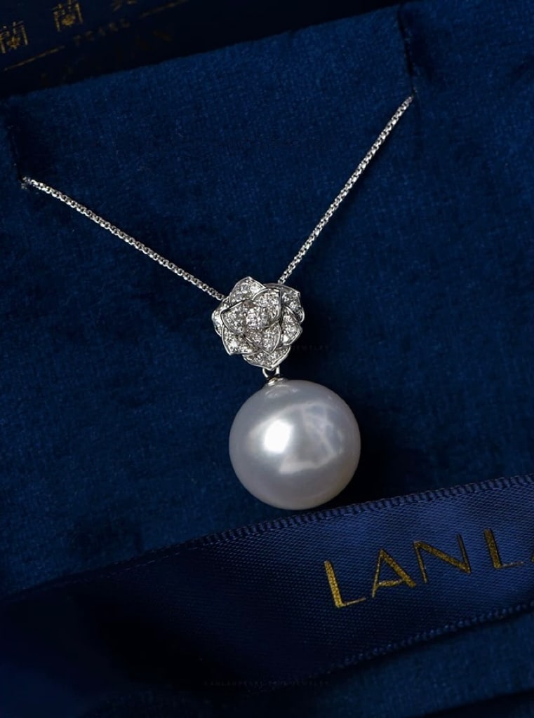 Platinum Pt900 Pearl Pendant: Title: Platinum Pt900 Pearl Pendant Description: This platinum pendant captures the essence of nobility with its exquisite zirconia inlays. The Pt900 platinum base enhances the brilliance of the
