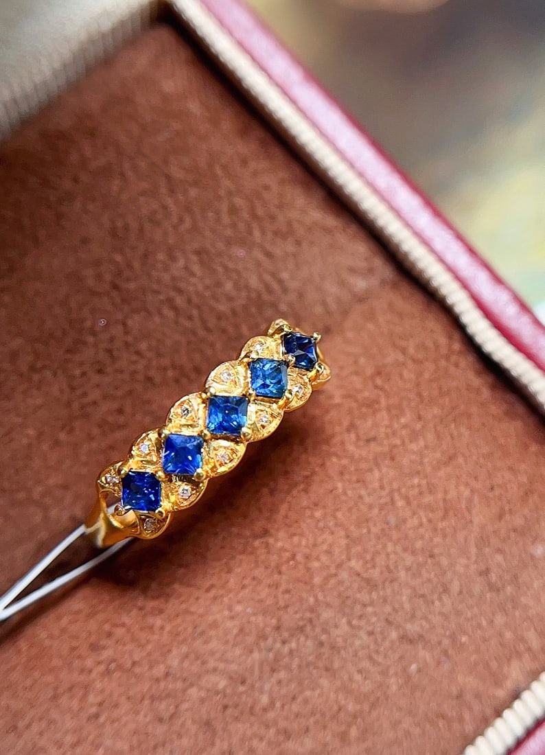 18K gold natural sapphire ring: Title: 18K gold natural sapphire ring Description: This ring showcases a stunning sapphire, renowned for its exceptional fire and deep color. Crafted meticulously from 18K gold, the ring exudes