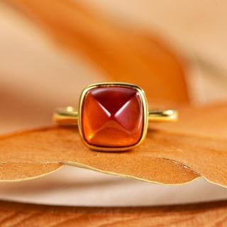 Sterling silver garnet sugar tower ring: Title: Sterling silver garnet sugar tower ring Description: Sterling silver garnet sugar tower ring Burgundy sugar tower, clean, color is full Size: 9mm, pigeon egg, the ring opening is adjustable 