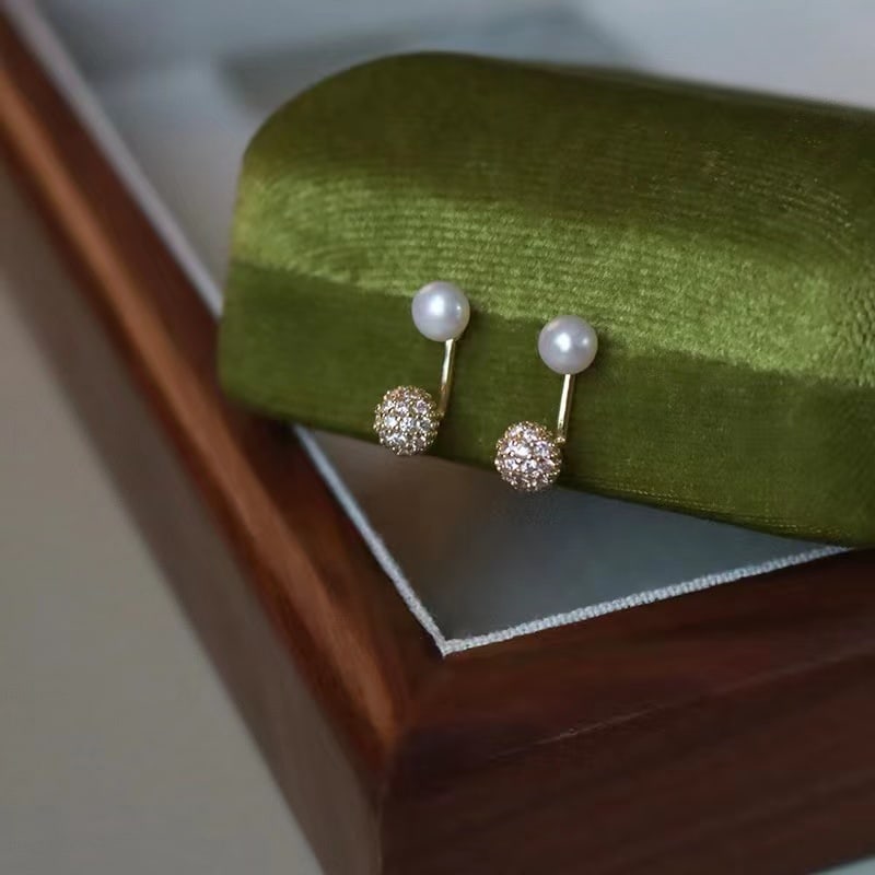 Natural freshwater pearl earrings: Title: Natural freshwater pearl earrings Description: These earrings are made of 6.5-7MM natural high-quality freshwater pearls, emitting a soft iridescent luster, perfectly interpreting the beauty