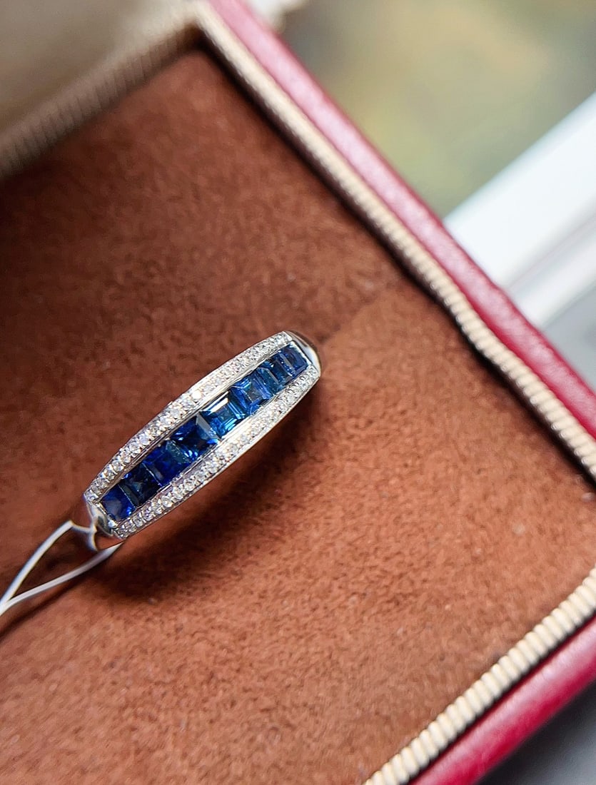 18K gold natural sapphire ring: Title: 18K gold natural sapphire ring Description: This ring showcases a stunning natural sapphire. Its craftsmanship is unparalleled, with exquisite setting that highlights the brilliance of the main