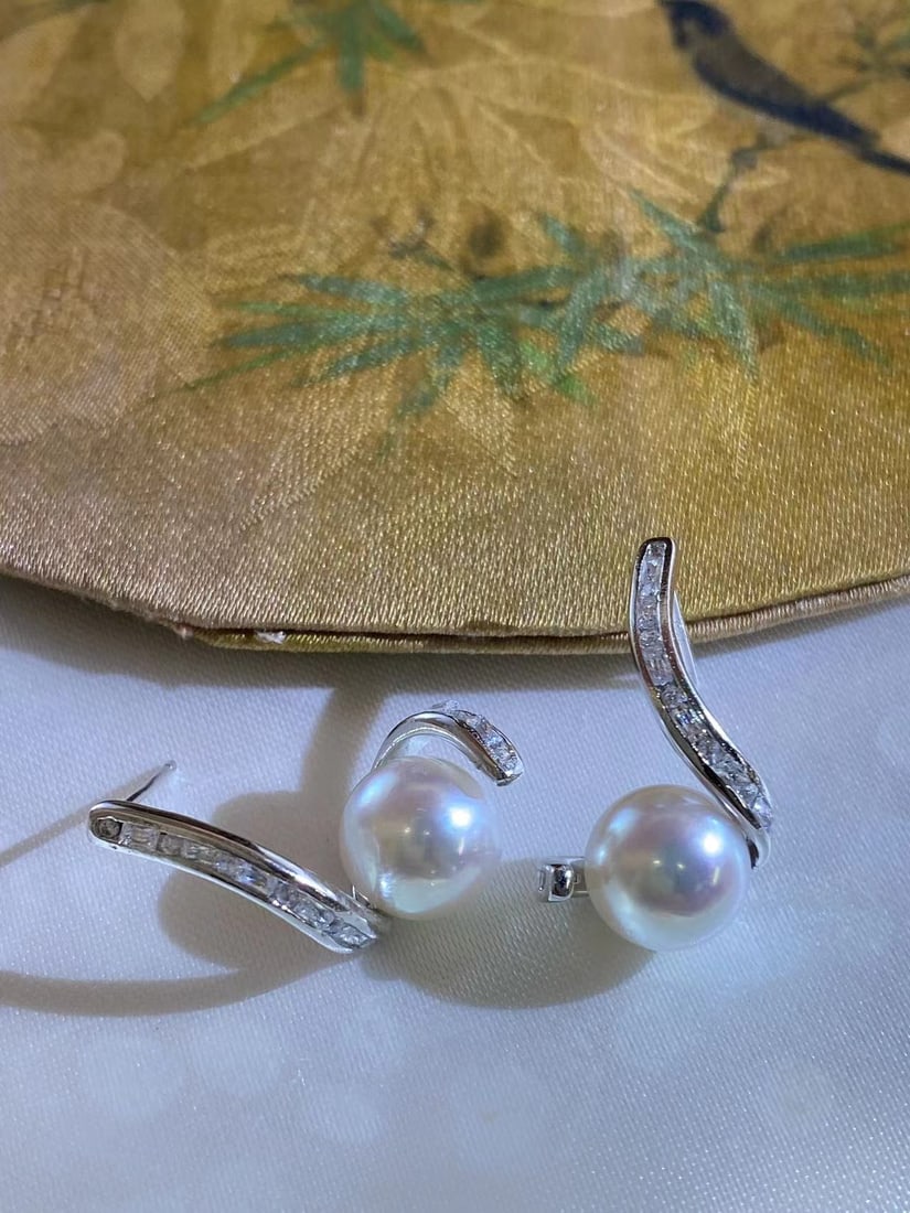 S925 pure silver surrounding sea water akoya pearl earrings: Title: S925 pure silver surrounding sea water akoya pearl earrings Description: S925 pure silver wrapped around seawater akoya pearl earrings Exquisite accessories, not easy to fade Elegant and