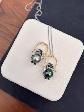 Sterling Silver Penguin Pendant Necklace with 10-11mm Near-Round Pearl: Title: Sterling Silver Penguin Pendant Necklace with 10-11mm Near-Round Pearl Description: Sterling silver penguin pendant necklace set with a 10-11mm near-round pearl. The pearl displays a natural