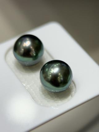 9-10mm Tahitian black pearl stud earrings: Title: 9-10mm Tahitian black pearl stud earrings Description: 9-10mm Tahitian black pearl, two-thirds of the surface is flawless, with a small blemish at the bottom, perfect round effect when worn,