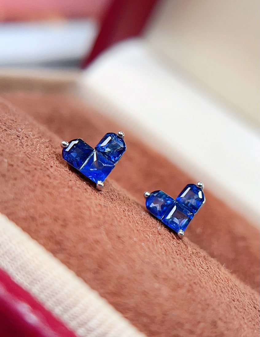 18K gold natural sapphire earrings: Title: 18K gold natural sapphire earrings Description: This exquisite pair of earrings captures the essence of elegance with its royal blue hue and sweet heart-shaped design. The natural sapphires