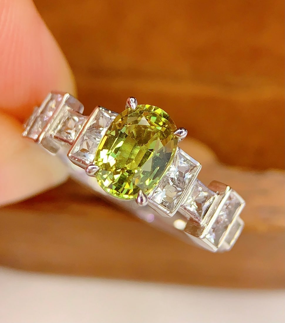 PT950 natural sapphire ring: Title: PT950 natural sapphire ring Description: This exquisite ring is made of high-quality PT950 platinum, showcasing a captivating natural blue sapphire with its deep azure hue that is enchanting.