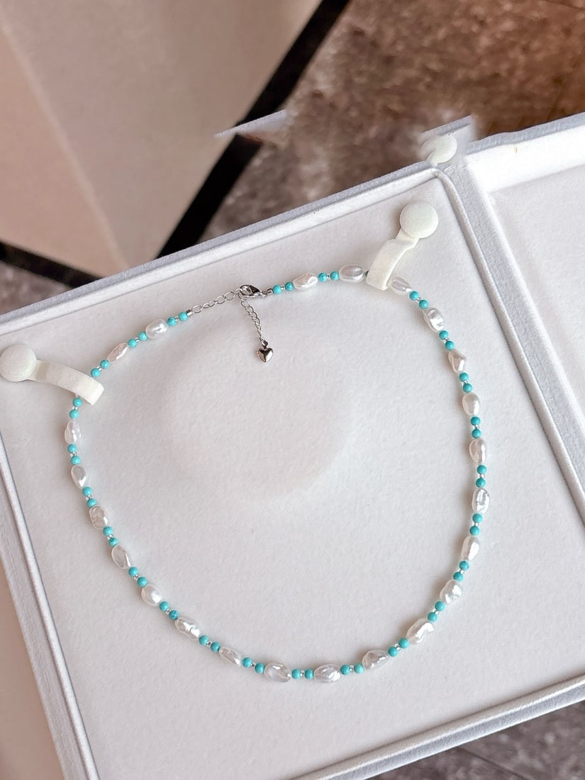 Natural turquoise pearl necklace: Title: Natural turquoise pearl necklace Description: This necklace combines the charming allure of turquoise with the timeless beauty of pearls. The necklace is 40cm in length and comes with a 5cm ext