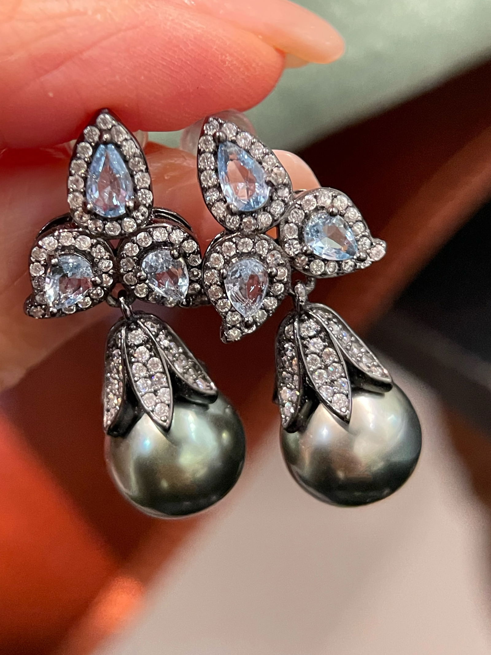 925 silver natural Edison pearl earrings: Title: 925 silver natural Edison pearl earrings Description: These earrings showcase the eternal beauty of Edison pearls, each pearl emitting a charming luster. The pearls have a diameter of 9-10mm,