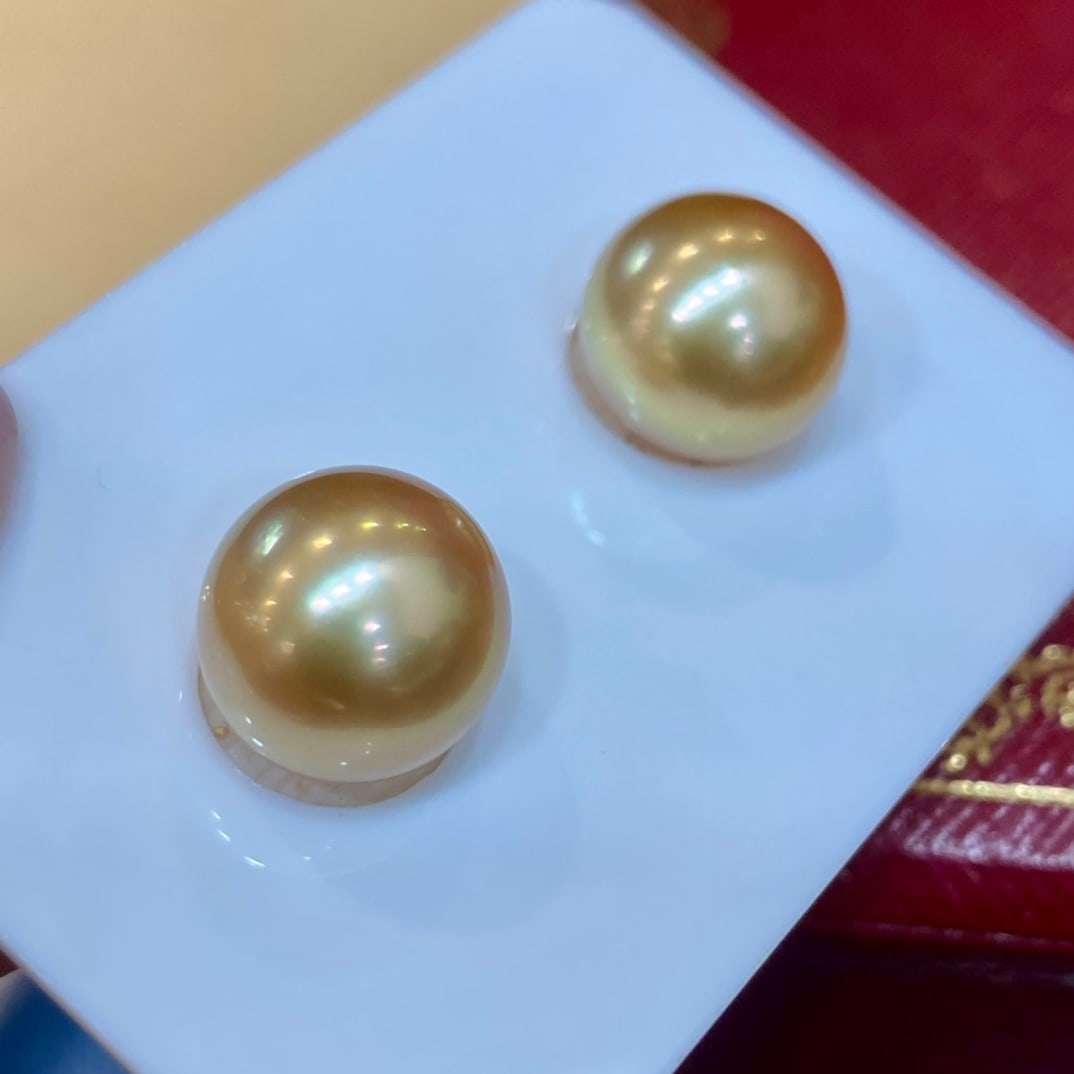 18k Gold Pearl Stud Earrings: Title: 18k Gold Pearl Stud Earrings Description: 18k Gold Rare Small Pearl 10-11mm Golden luster. Perfect Round, flawless Reserve: $1,200.00 Shipping:Domestic: Shipping rates are determined by