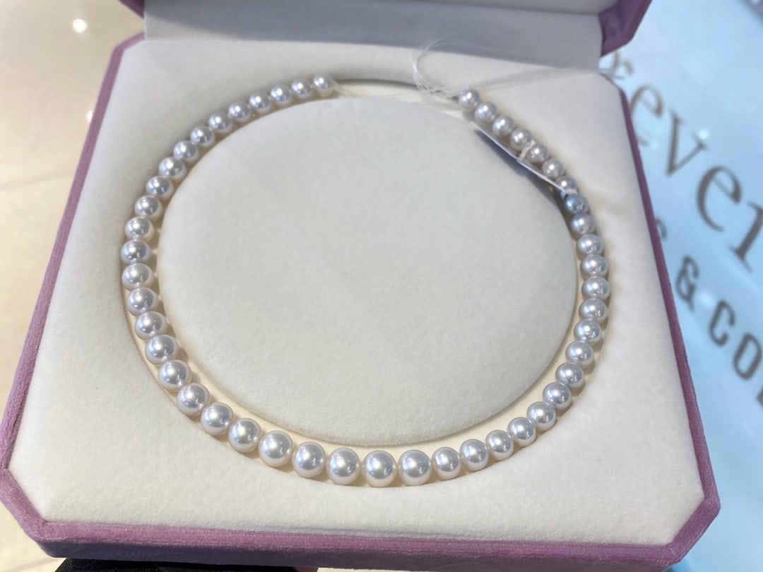 Edison Pearl Necklace: Title: Edison Pearl Necklace Description: 8-9.5mm Perfect Round, Mirror Superior Edison Pearl Necklace Slightly flawed quality Reserve: $700.00 Shipping:Domestic: Shipping rates are determined by
