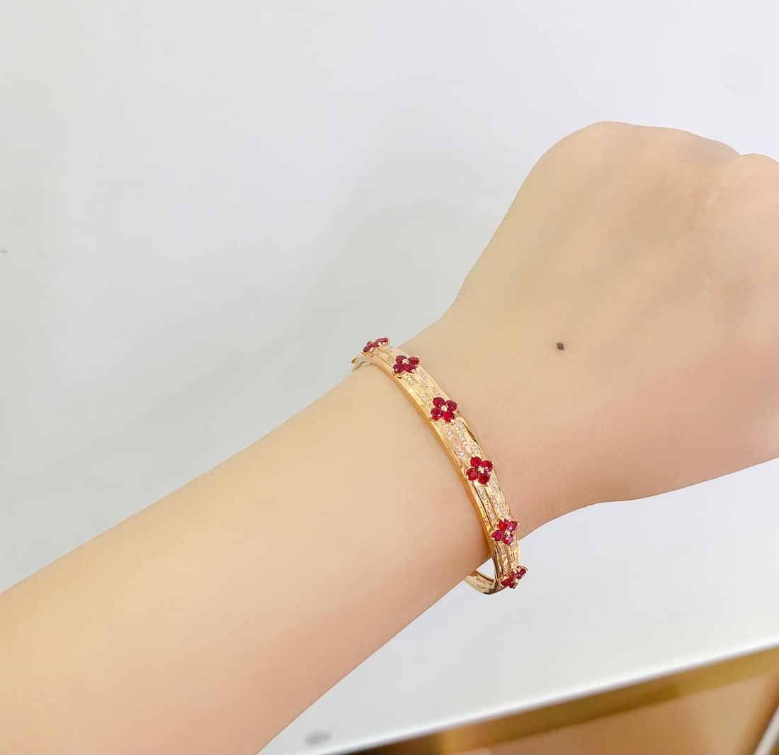 18k Natural Ruby Bracelet: Title: 18k Natural Ruby Bracelet Description: 18k Natural Ruby Bracelet Total weight: 7.10 grams Main stone: 2.2 carats Diamonds: 75 Reserve: $4,000.00 Shipping:Domestic: Shipping rates are