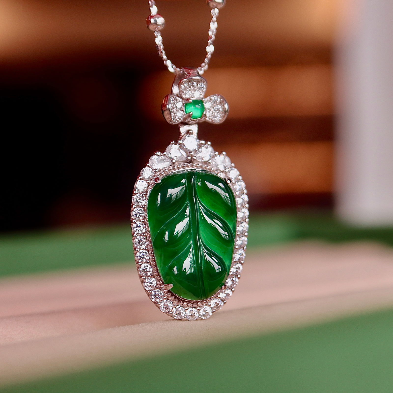 S925 pure silver natural jadeite leaf pendant: Title: S925 pure silver natural jadeite leaf pendant Description: This pendant captures the essence of nature with its exquisite jade tree leaf design, showcasing a rich green luster that shimmers wit