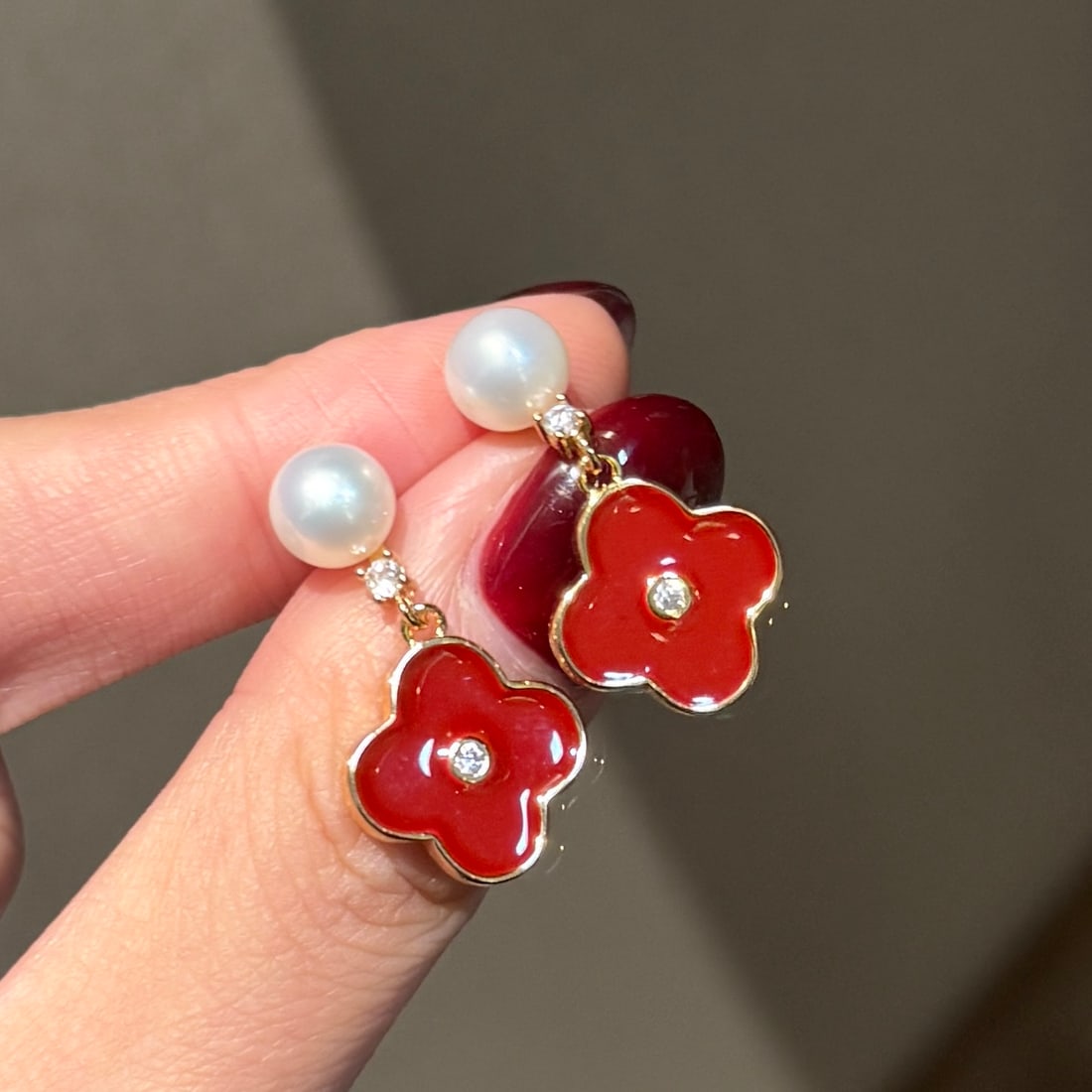 Natural freshwater pearl earrings: Title: Natural freshwater pearl earrings Description: Natural freshwater pearl earrings Reserve: $100.00 Shipping: Domestic: Shipping rates are determined by destination International: Foreign shippin