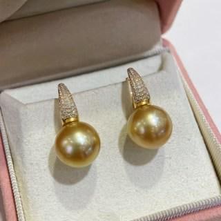 Gold pearl earrings: Title: Gold pearl earrings Description: Gold pearl earrings 12-13mm Near-round with slight blemishes Luxury sterling silver ear clips, a very elegant and luxurious pair of light gold pearl earrings th