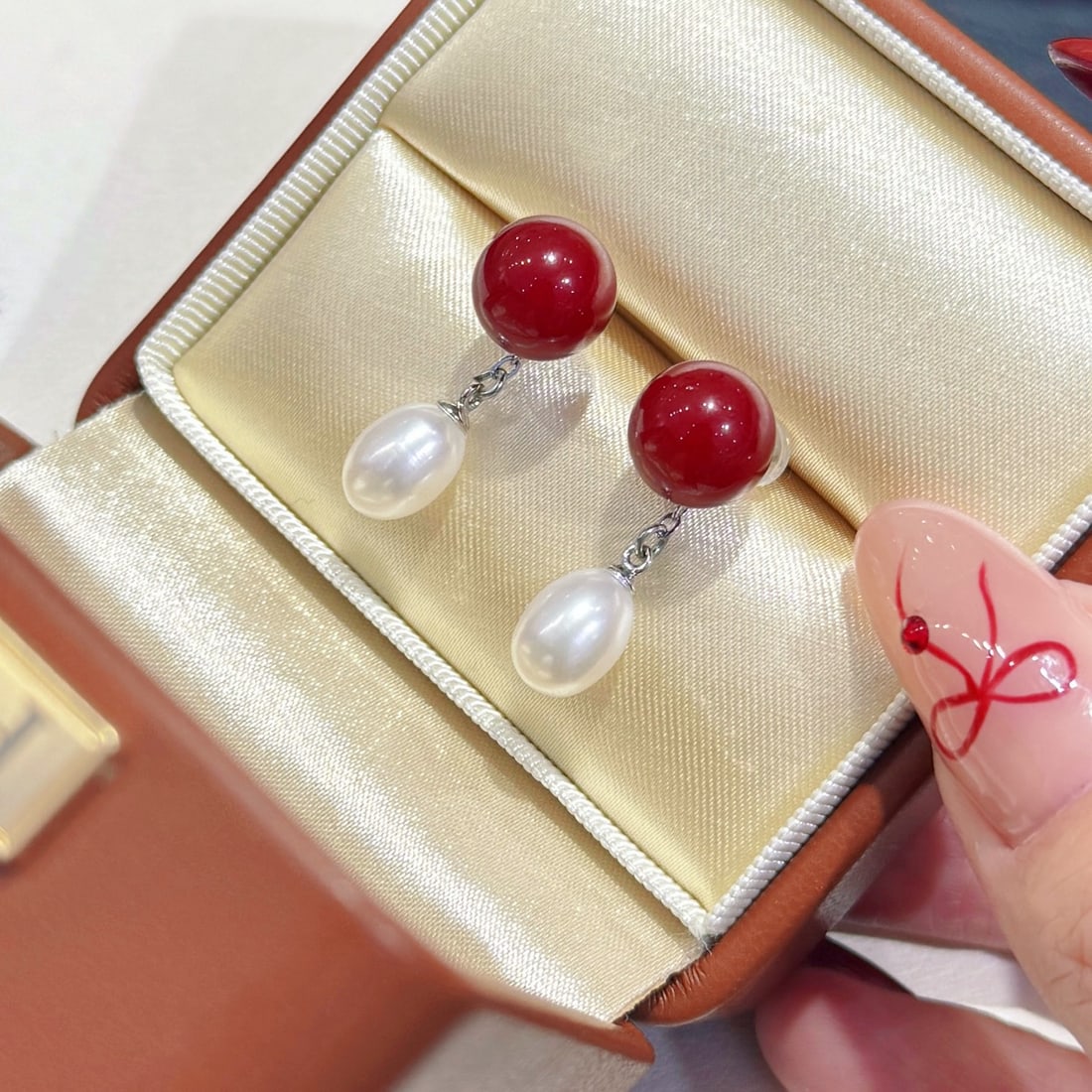 Red bean pearl earrings studs, 0mm: Title: Red bean pearl earrings studs, 0mm Description: 10mm red bean pearl earrings studs, 6.5-7mm high-quality natural freshwater rice-shaped pearls with strong luster and near flawless quality. 
