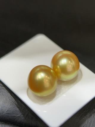 10-11mm Glowing Sea Southern Ocean Pearl Stud Earrings: Title: 10-11mm Glowing Sea Southern Ocean Pearl Stud Earrings Description: 10-11mm Glowing Sea Southern Ocean Pearl Stud Earrings Reserve: $700.00 Shipping:Domestic: Shipping rates are determined
