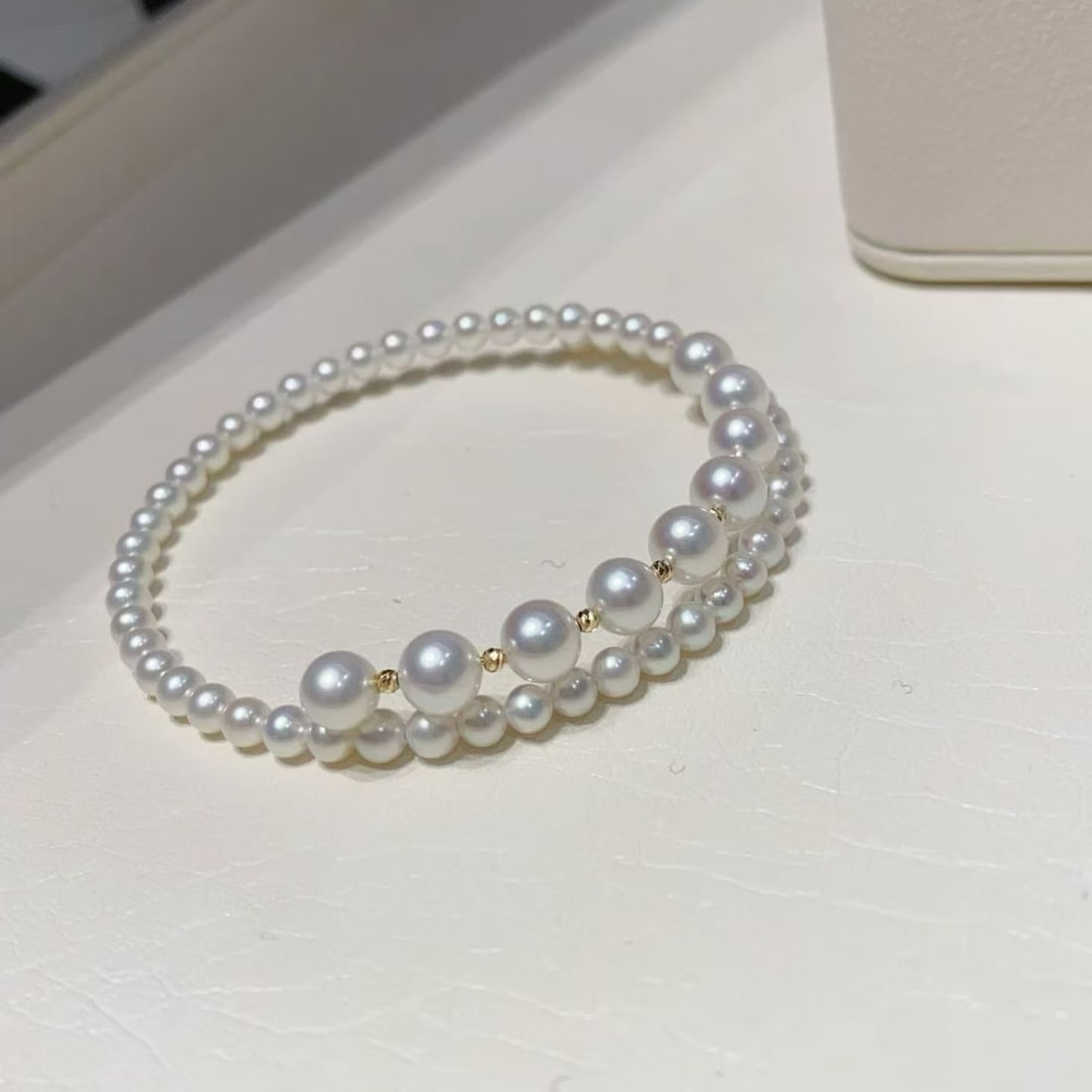 Natural freshwater pearl bracelet: Title: Natural freshwater pearl bracelet Description: This bracelet showcases the pure beauty of flawless quality aurora freshwater pearls, which are perfectly round in shape and come in sizes of