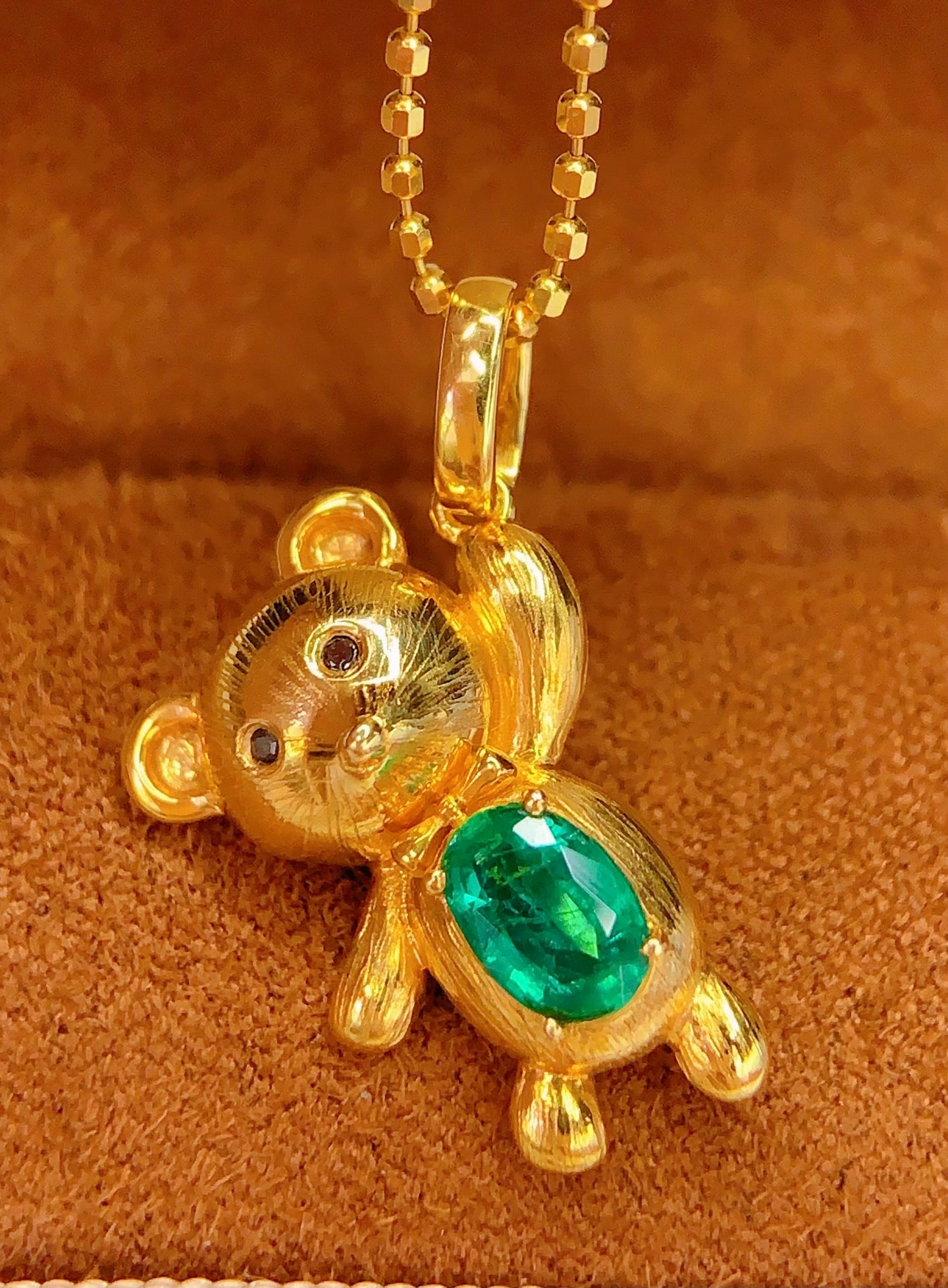 18K natural emerald pendant: Title: 18K natural emerald pendant Description: This pendant (chain not included) showcases a captivating natural emerald, emitting a rich green luster that shimmers with every movement. The