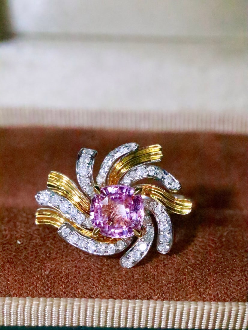 18K gold natural Paraiba tourmaline ring: Title: 18K gold natural Paraiba tourmaline ring Description: This exquisite ring showcases an enchanting natural Paraiba tourmaline, renowned for its exceptional fire and the purity of its crystals. T