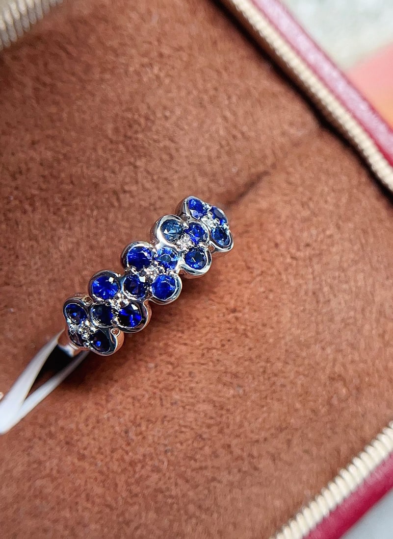 18K gold natural sapphire ring: Title: 18K gold natural sapphire ring Description: This ring captures the essence of eternal beauty with its exquisite design. Crafted in dazzling 18K gold, the ring features a perfect setting for a n