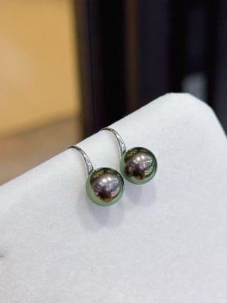 9-10mm Tahitian Black Pearl Stud Earrings: Title: 9-10mm Tahitian Black Pearl Stud Earrings Description: 9-10mm Tahitian Black Pearl Stud Earrings Reserve: $500.00 Shipping: Domestic: Shipping rates are determined by destination International: