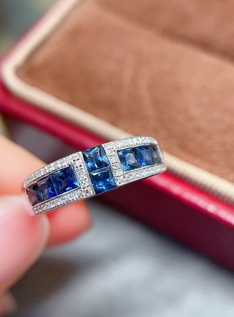 18K gold natural sapphire ring: Title: 18K gold natural sapphire ring Description: This ring showcases the captivating charm of natural sapphire, with its blue hue reminiscent of the grandeur of the ocean. Carefully crafted in 18K g