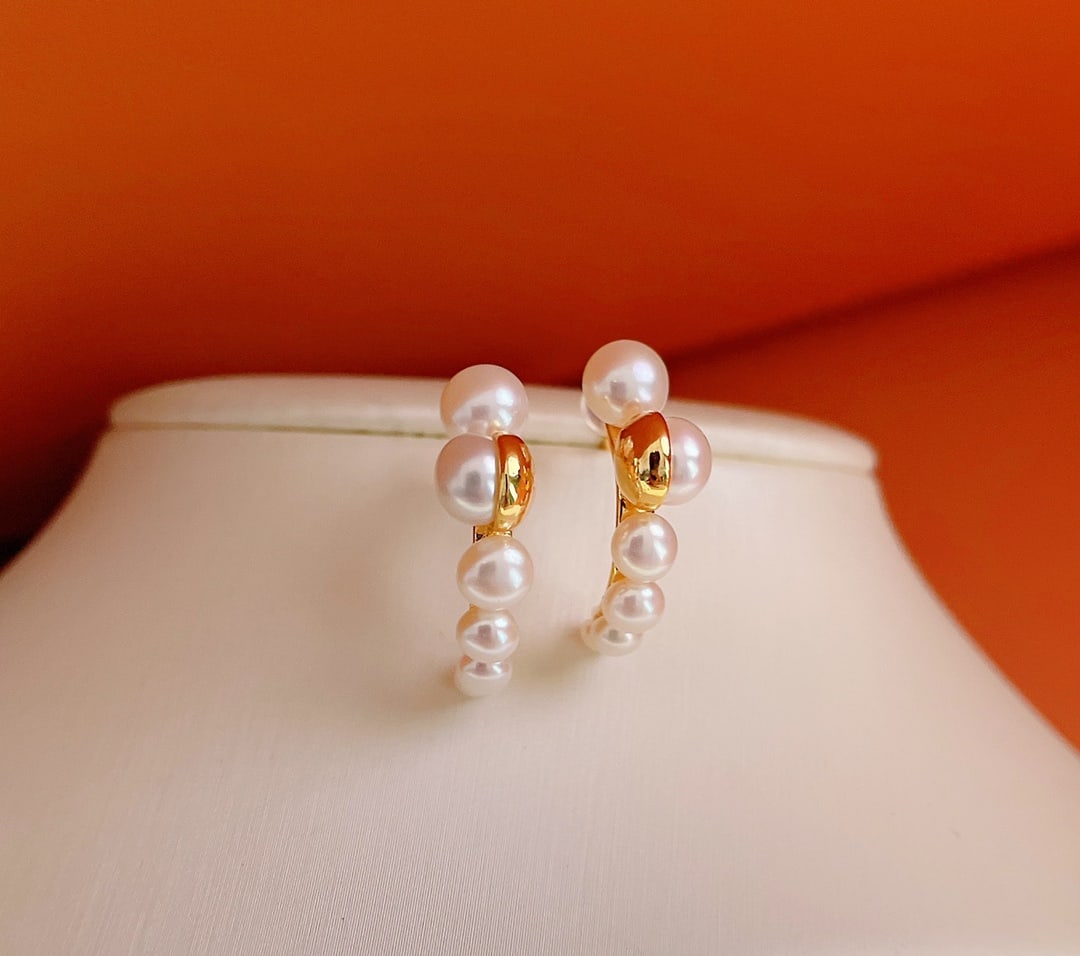 14K Gold Natural Freshwater Pearl Earrings: Title: 14K Gold Natural Freshwater Pearl Earrings Description: This pair of earrings showcases the perfect combination of freshwater pearls and 14K gold, exuding an eternal sense of elegance. Each pea