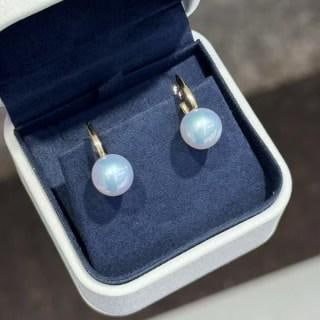 9-10mm Tahitian black pearl bucket-shaped stud earrings: Title: 9-10mm Tahitian black pearl bucket-shaped stud earrings Description: 9-10mm Aurora Edison bucket-shaped earrings. Pure silver texture. Reserve: $300.00 Shipping:Domestic: Shipping rates are