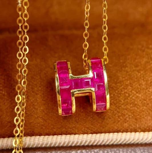 18k Natural Ruby Collar Necklace: Title: 18k Natural Ruby Collar Necklace Description: 18k Natural Ruby Collar Necklace Total Weight: 1.87g Main Stone: 1.5 Carats Reserve: $900.00 Shipping:Domestic: Shipping rates are determined by