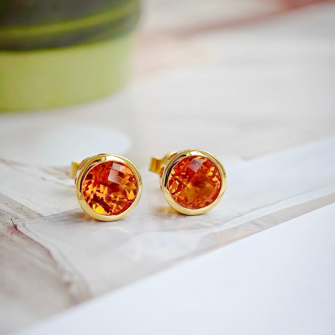925 silver inlaid with natural yellow crystal stud earrings: Title: 925 silver inlaid with natural yellow crystal stud earrings Description: These earrings are set with natural yellow crystal, dazzling and eye-catching. They are meticulously crafted with s925 s