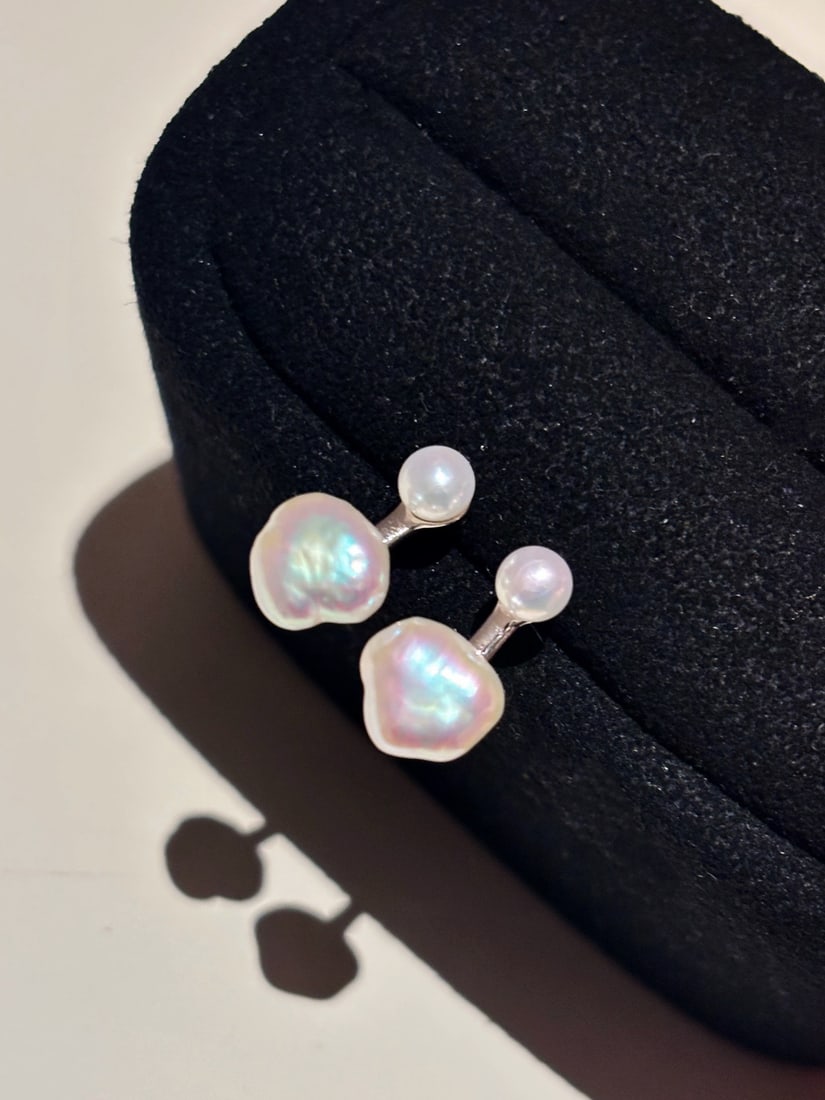 Baroque Double Pearl Stud Earrings: Title: Baroque Double Pearl Stud Earrings Description: These earrings are crafted with irregular-shaped pearls to create a unique beauty, showcasing a colorful and rich layering effect. The design fea