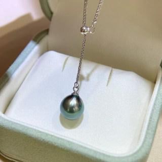 Peacock green Y-shaped pearl necklace from Tahiti: Title: Peacock green Y-shaped pearl necklace from Tahiti Description: Tahitian Peacock Green Y-Shaped Pearl Necklace, 9-10mm tear-drop near-round with luster, very slight blemishes. S925 thickened
