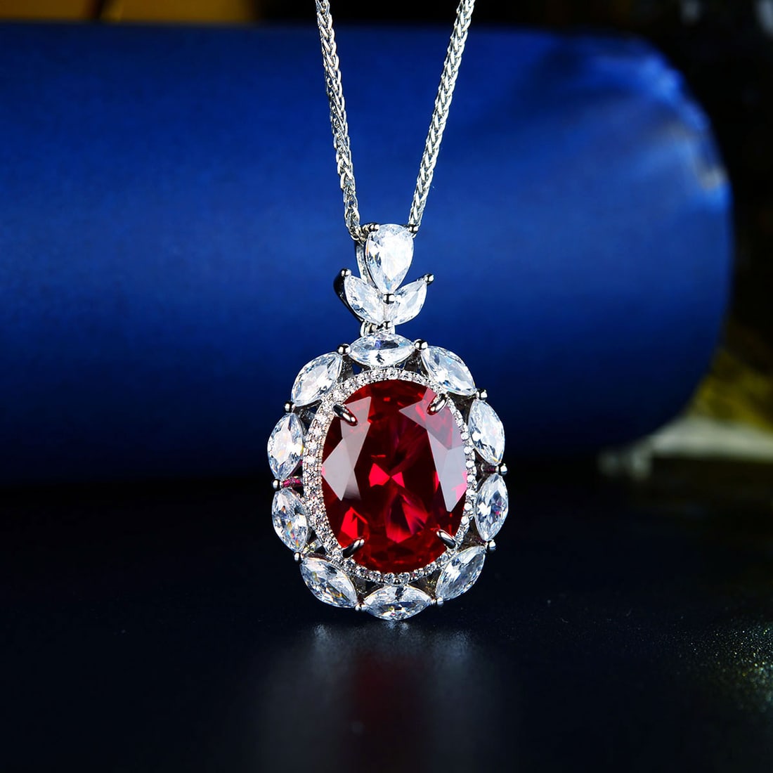 Sterling silver fine inlay, paired with a Chopin chain pendant: Title: Sterling silver fine inlay, paired with a Chopin chain pendant Description: Sterling silver fine inlay, paired with a Chopin chain Selected high-quality imported red corundum, color is delicate