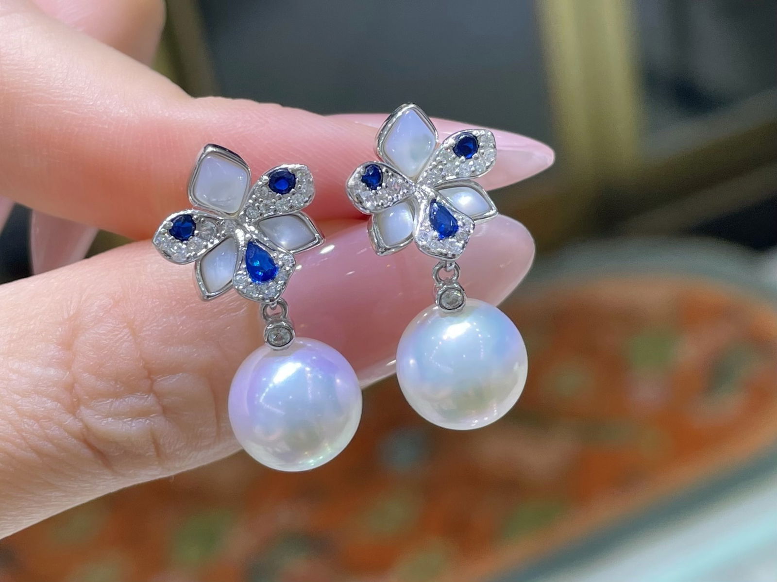 925 silver natural freshwater pearl earrings: Title: 925 silver natural freshwater pearl earrings Description: These earrings showcase the eternal beauty of natural freshwater pearls, each pearl emitting a soft natural luster. The pearls are perf