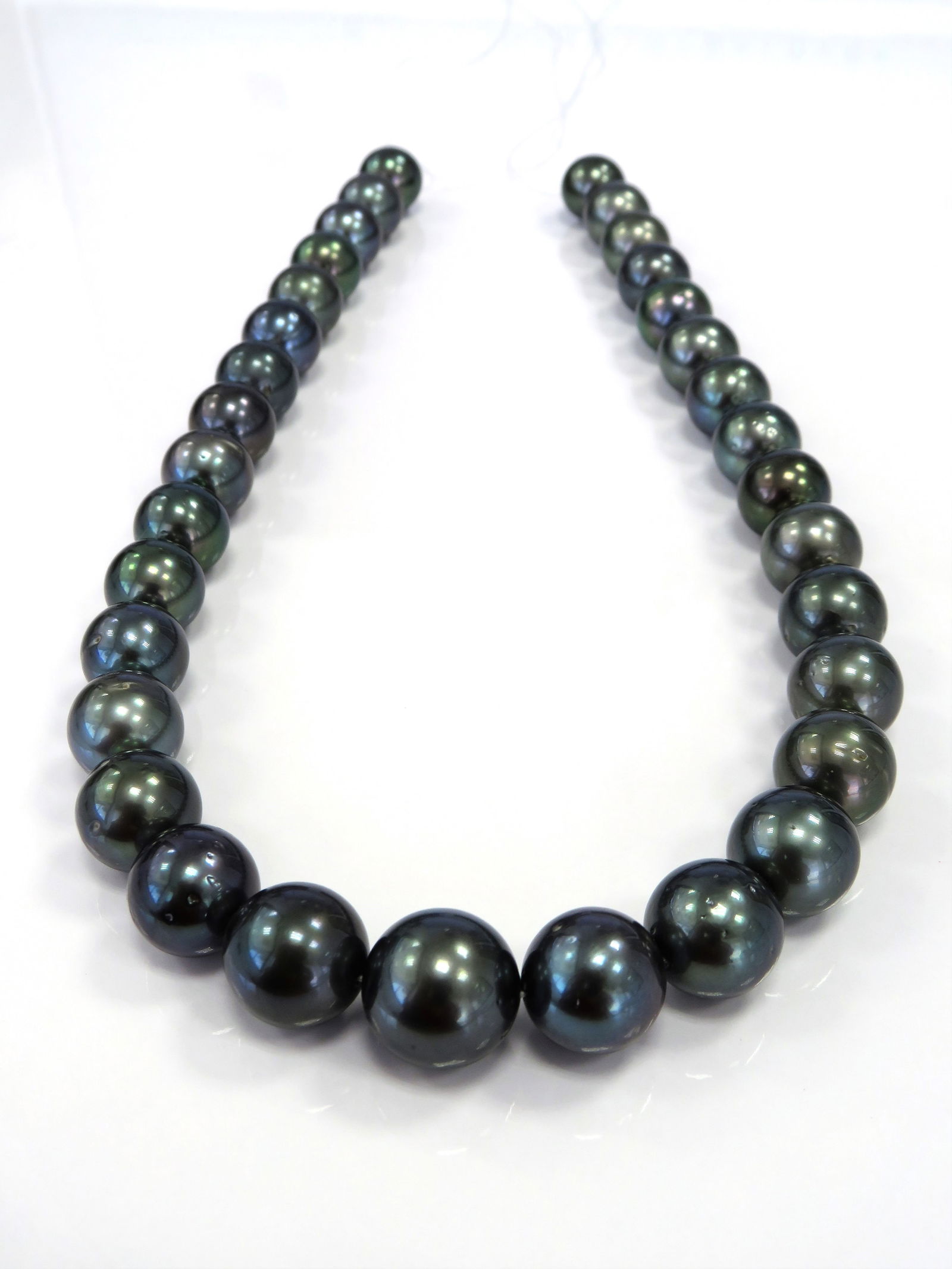 12-15mm Round Peacock Green Tahitian Pearl Necklace Strand: Title:12-15mm Round Peacock Green Tahitian Pearl Necklace Strand Description:AA-Grade High luster Multi-Color Dark Peacock Round, with minimal spots/blemishes, 33 pearl pieces,18 inches long hand-knot
