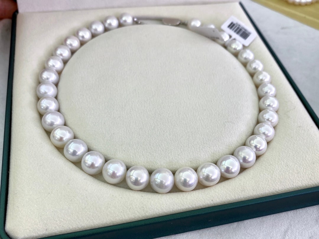 Freshwater Nucleus-Free Pearl Necklace: Title: Freshwater Nucleus-Free Pearl Necklace Description: Freshwater Nucleus-Free Pearl Necklace with almost perfect roundness and very few flaws, it's beautiful Pearls: 11-13mm Reserve: $1,400.00 Sh