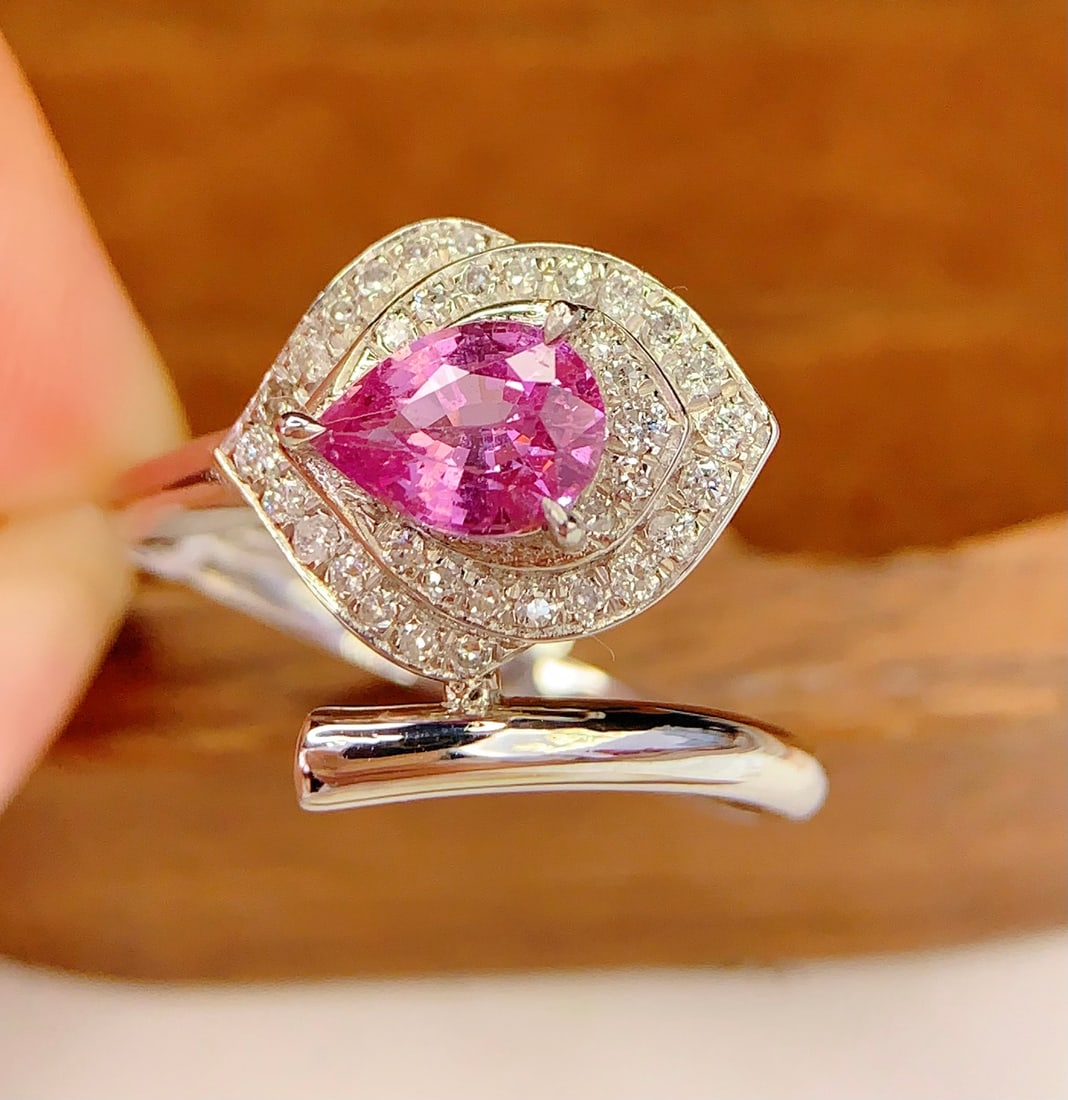 PT950 natural sapphire ring: Title: PT950 natural sapphire ring Description: This ring features the enchanting charm of natural sapphires, set in luxurious PT950 platinum. The deep blue color of the sapphire is enhanced by the sm